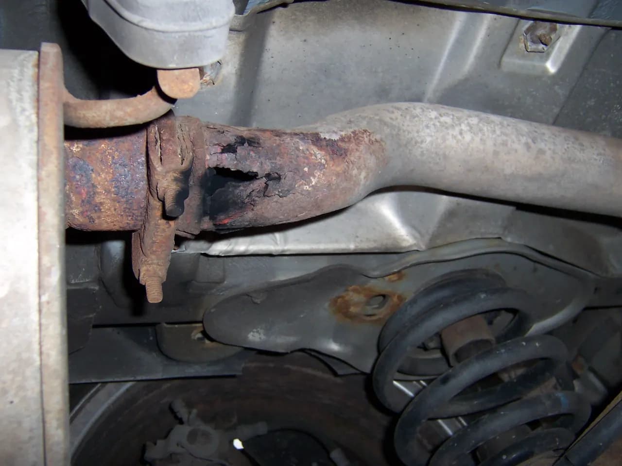 Warum eine durchgerostete Auspuffanlage sofort repariert werden muss