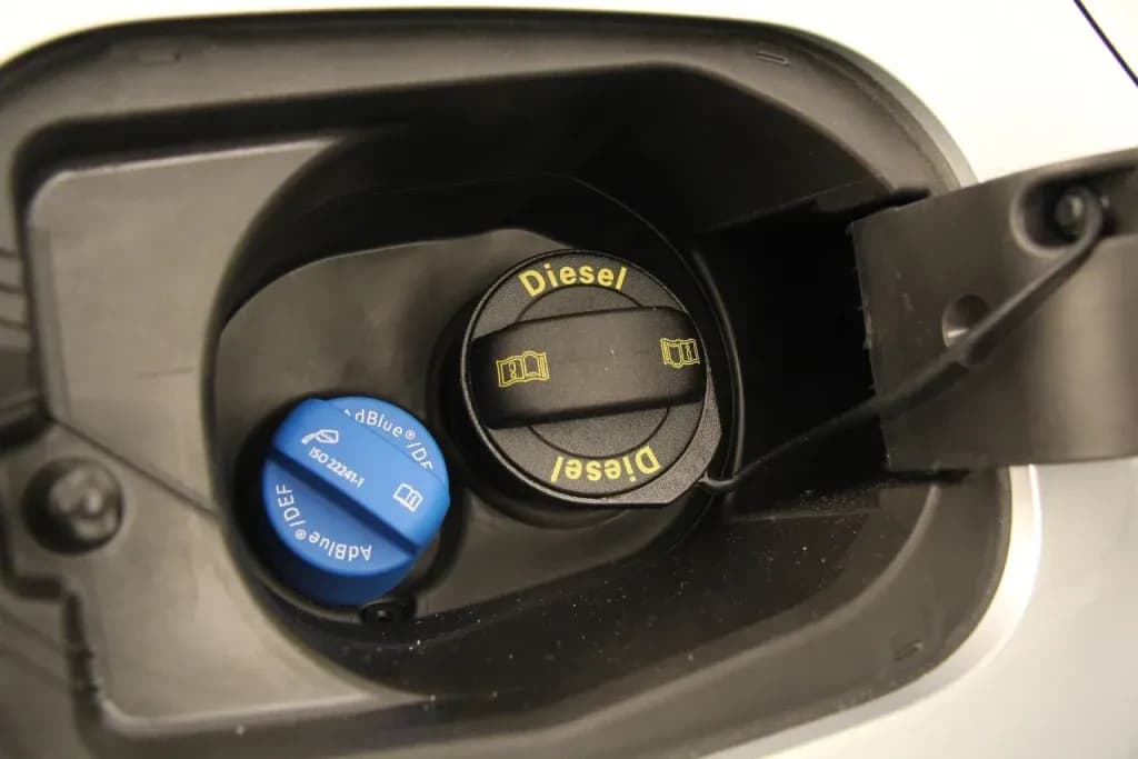 Was ist AdBlue für ein Kraftstoff? So reduziert es Emissionen effektiv
