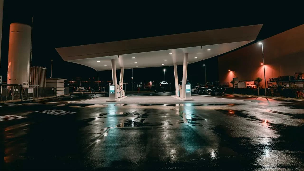 E10 Kraftstoff: Wichtige Informationen zu Eigenschaften und Risiken